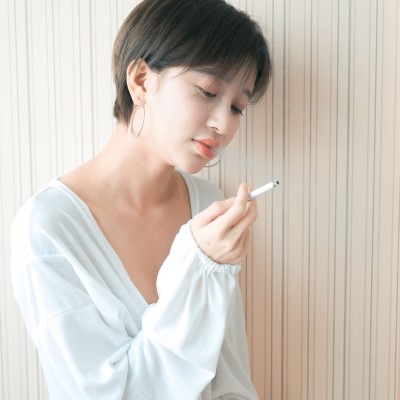 Bạn có muốn hút thuốc, ừm, bạn có muốn hút thuốc không?